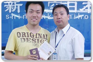 李飞拿到日本再留资格后与刘老师合影
